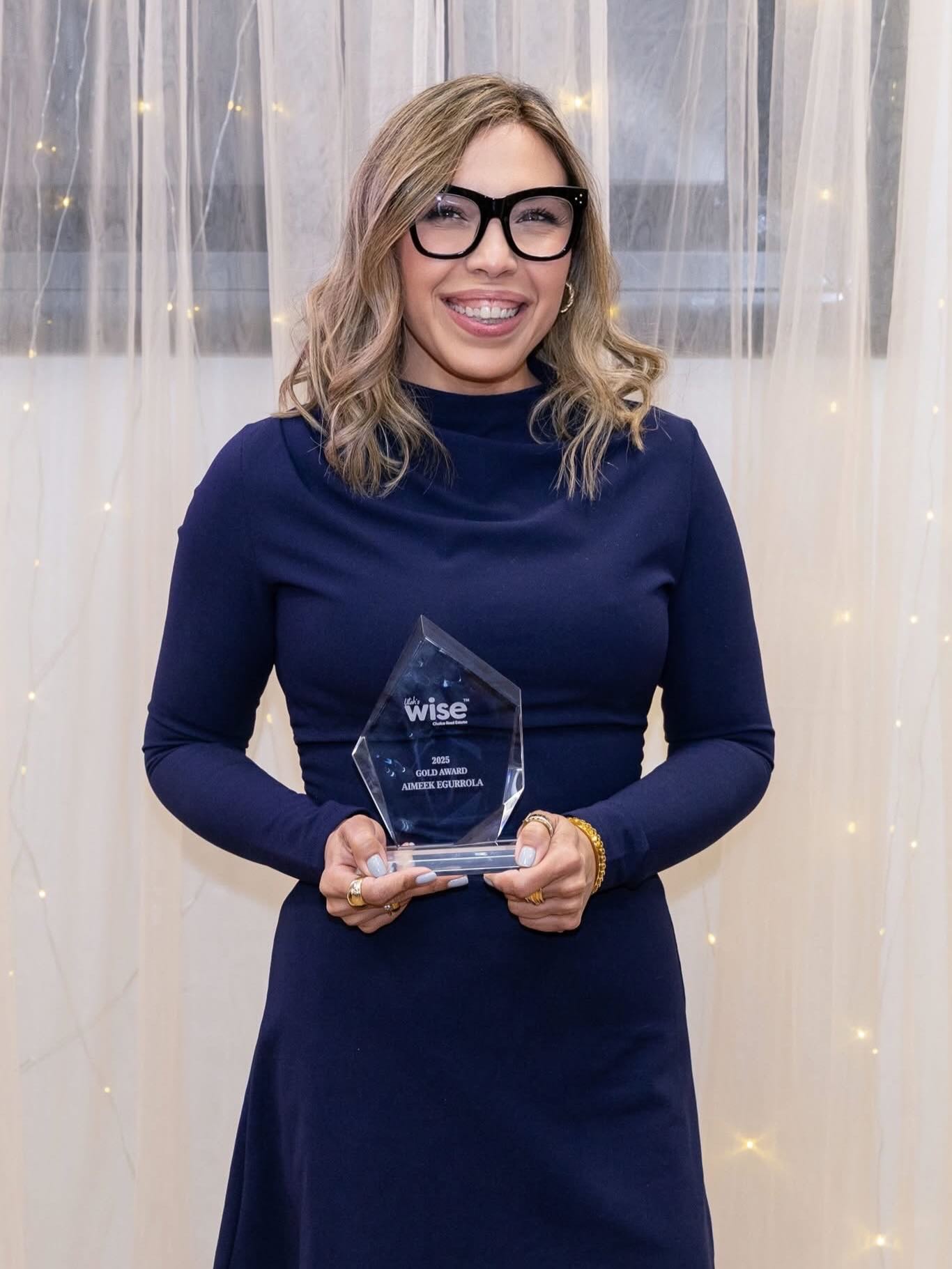 Aimeek Egurrola con su trofeo de Premio Oro 2025.